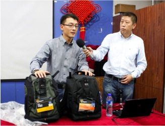 乐摄宝亚太地区总裁姜克健先生现场展示真假乐摄宝的区别