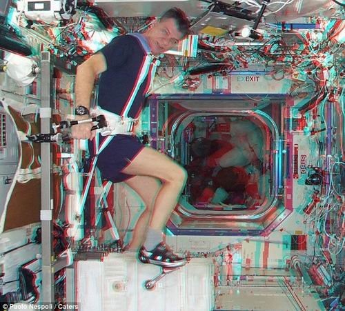 意宇航员从国际空间站首次拍摄太空3D照片 意宇航员从国际空间站首次拍摄太空3D照片