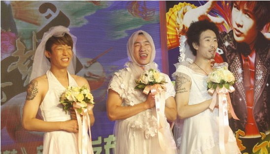 大张伟耍宝穿女装婚纱扮新娘