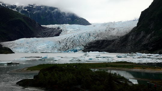 Juneau的冰川Mendenhall Glacier全景。